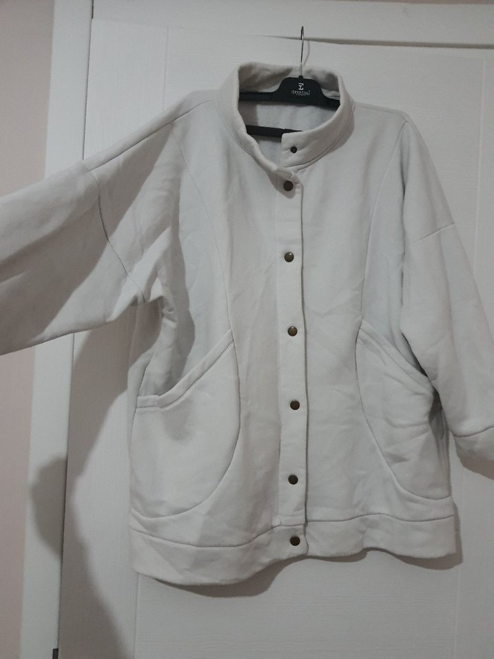 Düğmeli Beyaz Midi Ceket - Görsel 2