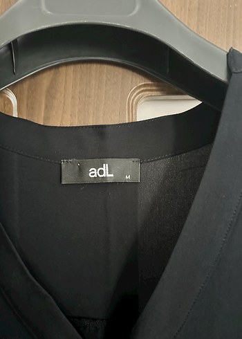 Siyah V Yaka Düğmeli Kadın Bluz - Görsel 4