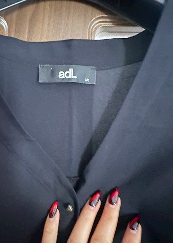 Siyah V Yaka Düğmeli Kadın Bluz - Görsel 3