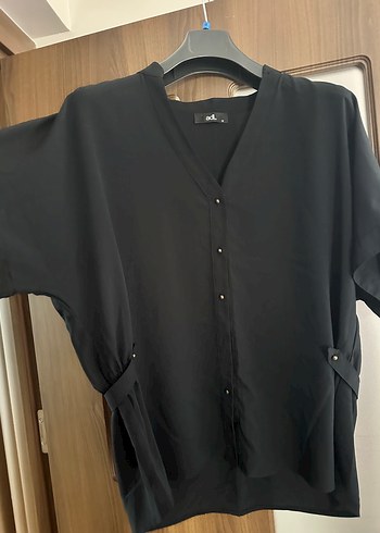 Siyah V Yaka Düğmeli Kadın Bluz - Görsel 2