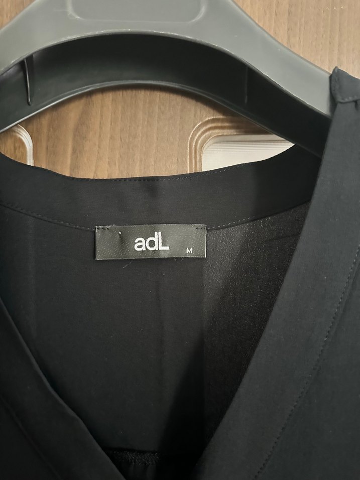 Siyah V Yaka Düğmeli Kadın Bluz - Görsel 4