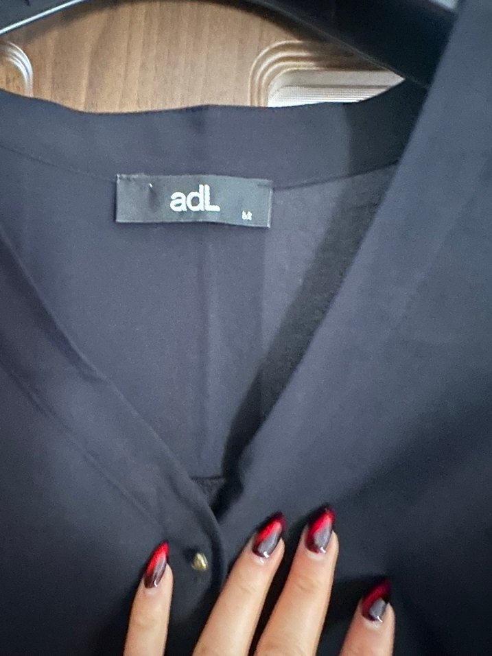 Siyah V Yaka Düğmeli Kadın Bluz - Görsel 3