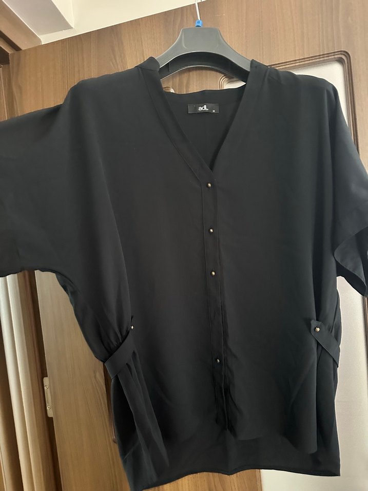 Siyah V Yaka Düğmeli Kadın Bluz - Görsel 2