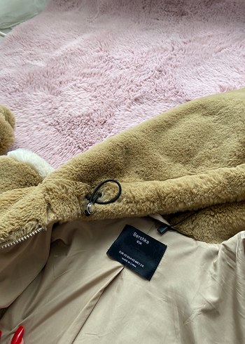 Bershka Kürklü Kapüşonlu Kürk.