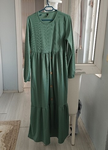 Yeşil kemerli elbise