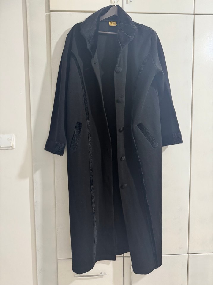 Siyah Uzun Kadın Kaban, Kürklü Detaylı - Görsel 4