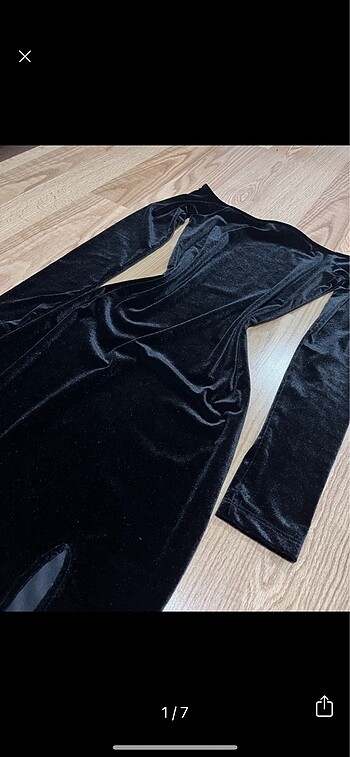 Siyah dusuk omuz yirtmacli gece elbisesi