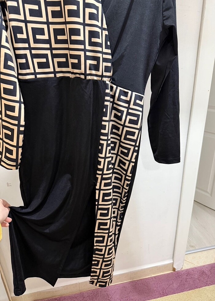 Yırtmaç detaylı elbise - Görsel 3