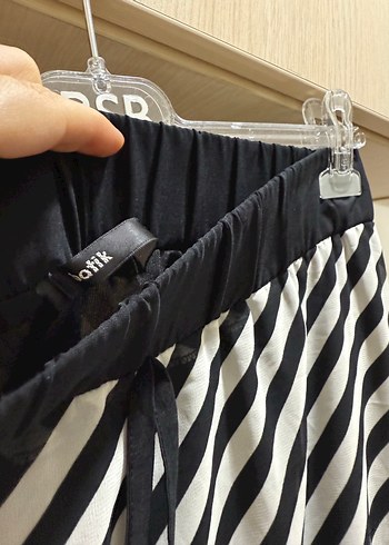 Gri Beyaz Çizgili Pilili Uzun Etek - Görsel 3