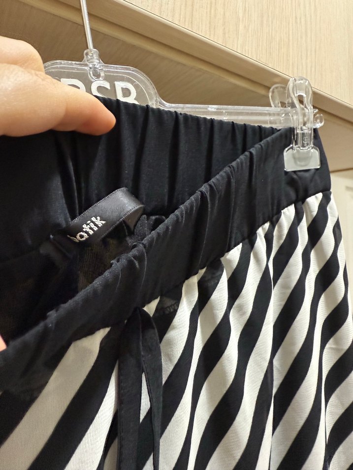 Gri Beyaz Çizgili Pilili Uzun Etek - Görsel 3