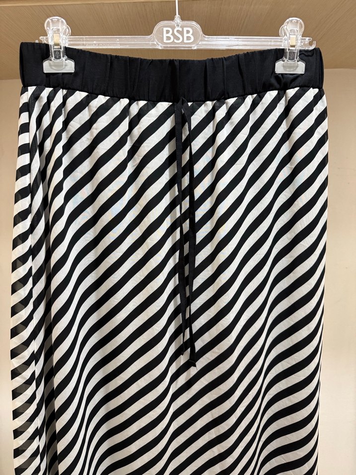 Gri Beyaz Çizgili Pilili Uzun Etek - Görsel 2