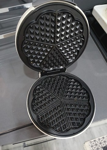 Siyah Kalp Dilimli Waffle Makinesi