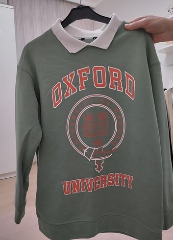 Genç kız yeşil sweatshirt