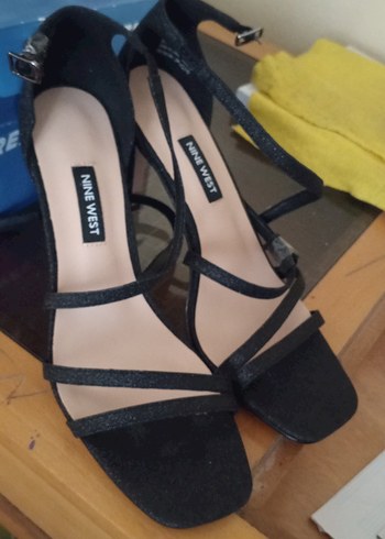 Nine West Siyah Parlak Topuklu Kadın Sandalet