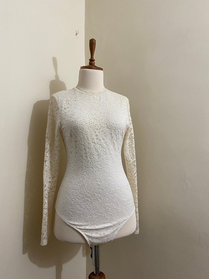 Dantel Detaylı Beyaz Yüksek Yakalı Kadın Bluz - Görsel 2