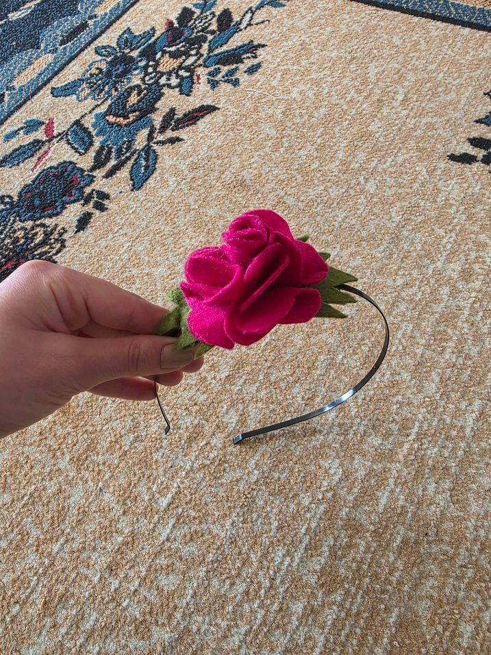 Pembe Çiçekli Fırfırlı Taç - Görsel 3