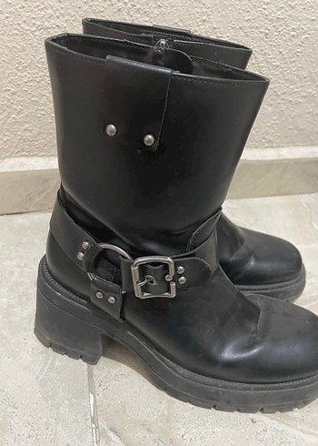 36 Beden Bershka Tokalı Siyah Deri Blok Topuklu Kadın Bot