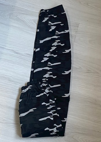 Siyah Kamuflaj Desenli Kemerli Kadın Pantolon - Görsel 2