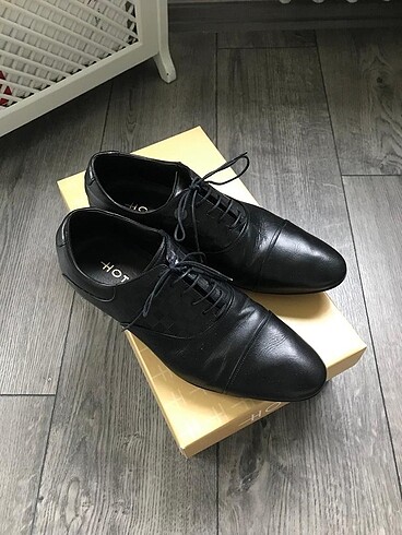 Siyah deri ayakkabı