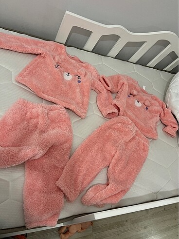 İkizler için pijama takımı