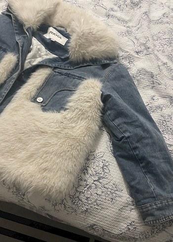 Kürk Detaylı Beyaz Denim Ceket