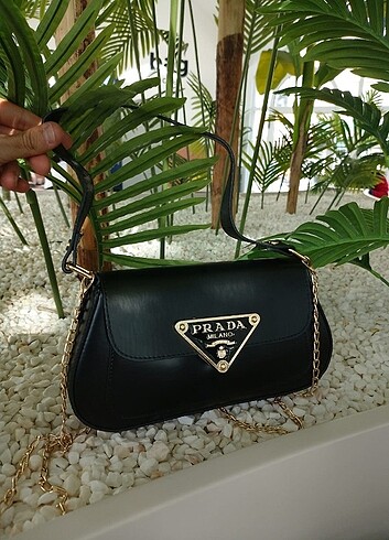 Prada El çantası 