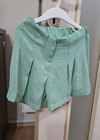 düğmeli krem crop gömlek yeşil şort - Görsel 3