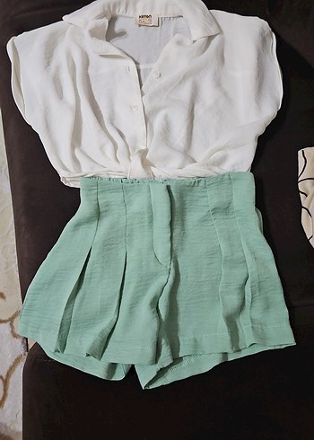 düğmeli krem crop gömlek yeşil şort - Görsel 5
