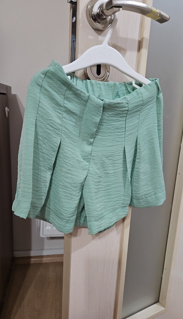 düğmeli krem crop gömlek yeşil şort - Görsel 3