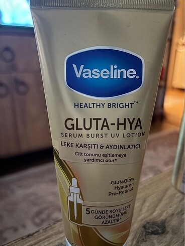 VASELİNE GLUTA HYA Leke Karşıtı Aydınlatıcı