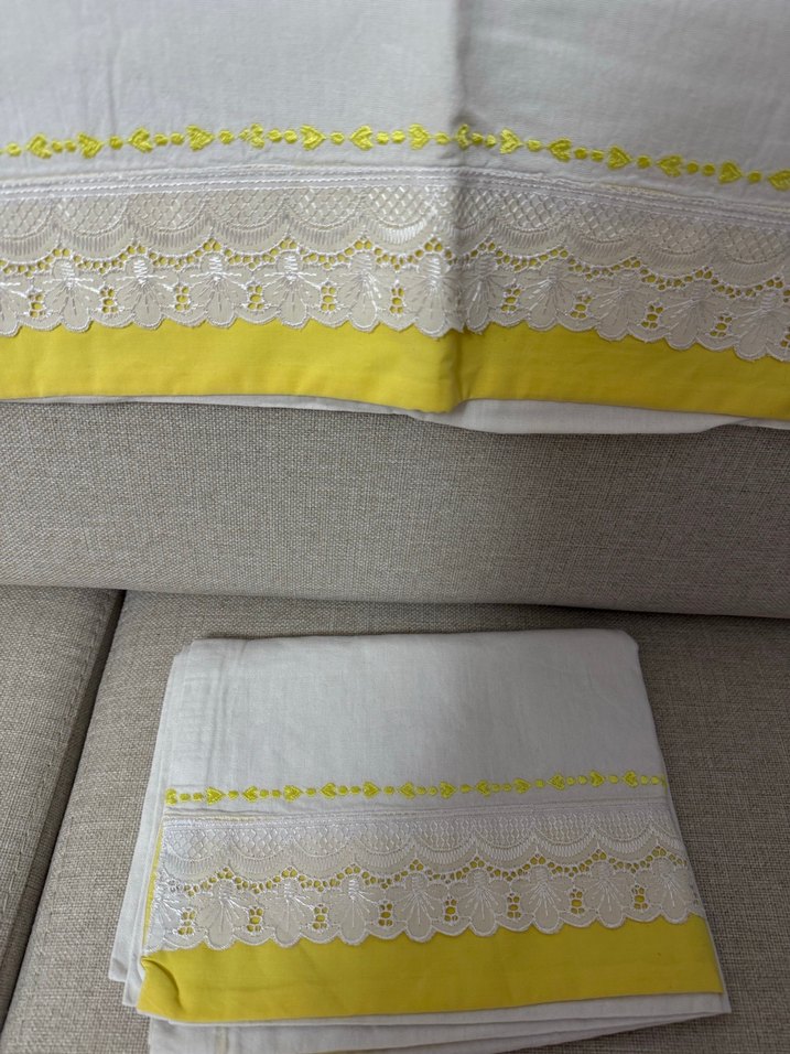 Nakışlı Beyaz Sarı yastık kılıfı - Görsel 2