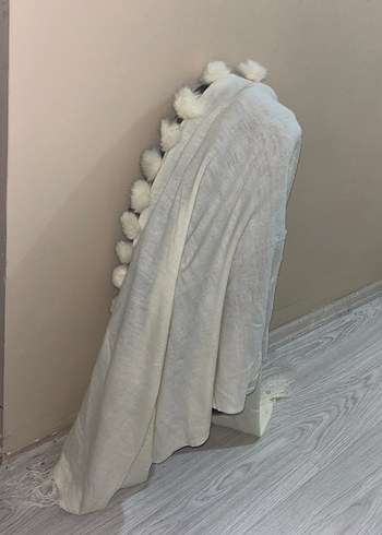 Kürk Ponpon Detaylı Beyaz Kadın Şal