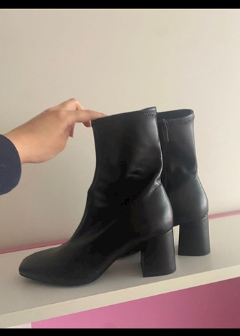 Düz Siyah Deri Kadın Topuklu Botlar