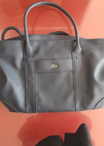 lacoste kol çantası