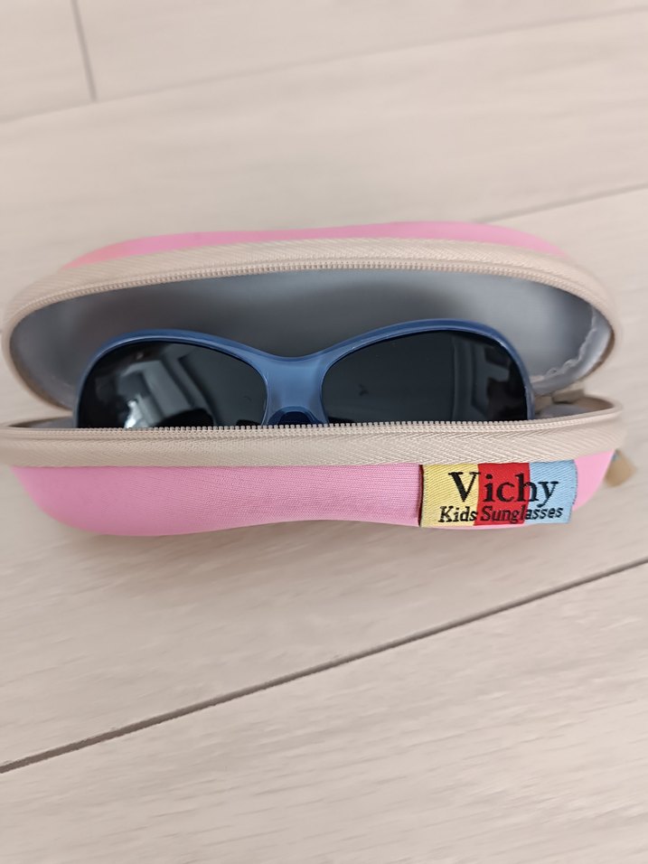 VİCHY marka unisex çocuk güneş gözlüğü Velcro Kılıf - Görsel 4