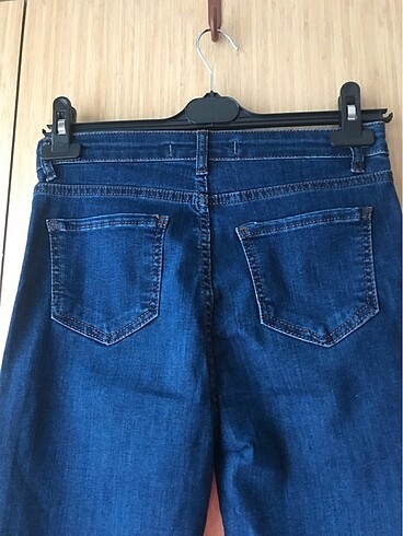 28 Beden mavi Renk Likralı Dar paça kot pantolon?