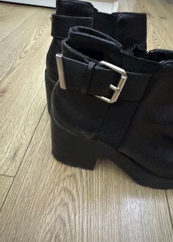 Bershka Tokalı Siyah Deri Topuklu Bot