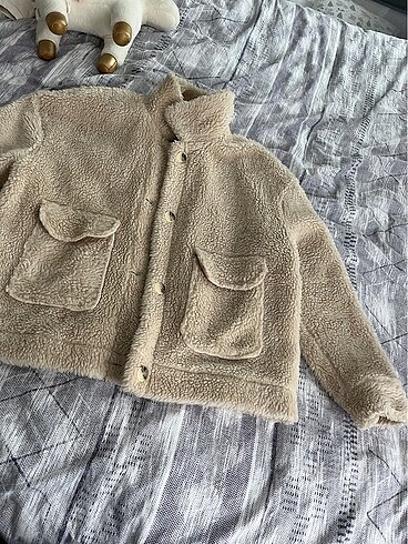 Bej rengi peluş ceket oversize kalıp