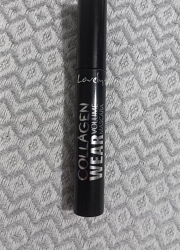 Lovely Collagen Wear Maskara