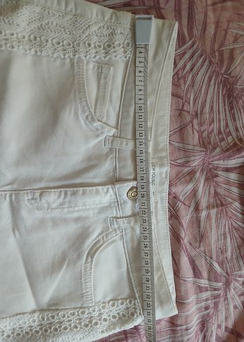 Dantel Detaylı Beyaz Mini Kadın Şort - Görsel 2