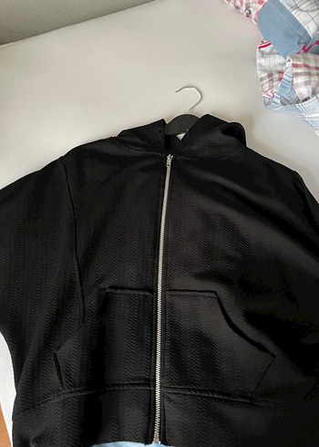 Siyah hırka crop model - Görsel 4