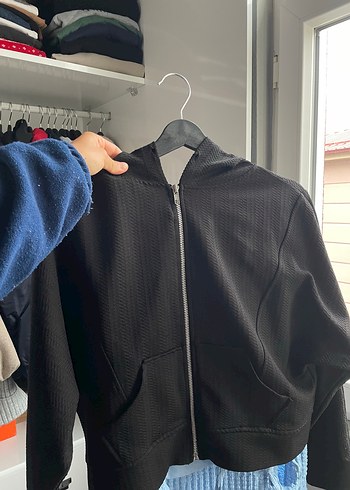 Siyah hırka crop model - Görsel 3