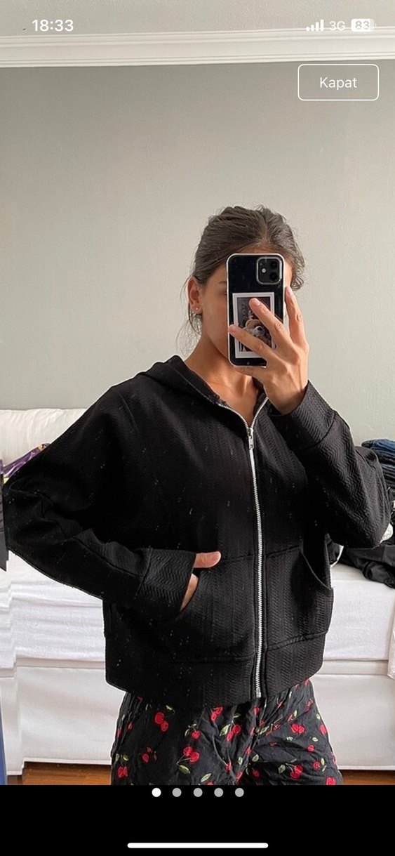 Siyah hırka crop model - Görsel 2