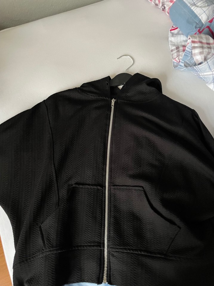 Siyah hırka crop model - Görsel 4