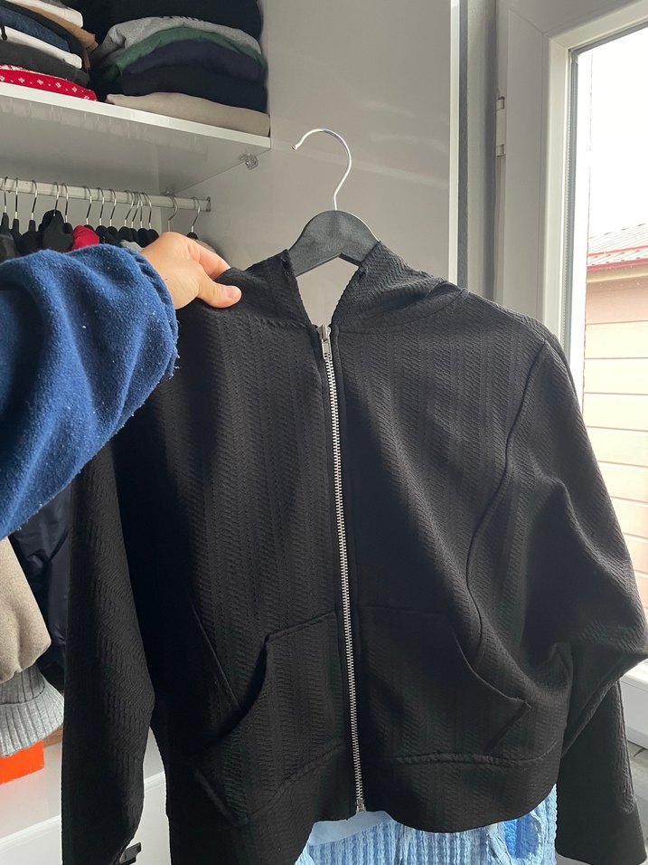 Siyah hırka crop model - Görsel 3