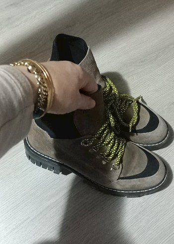 elle i Süet Zincir Detaylı Blok Topuklu Bot