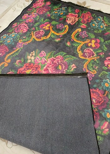 Koyu Renkli Çiçek Desenli Halı - Görsel 3