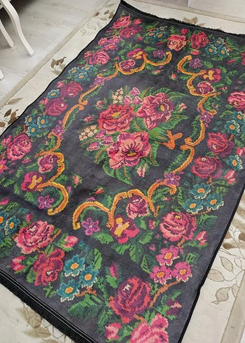 Koyu Renkli Çiçek Desenli Halı - Görsel 2