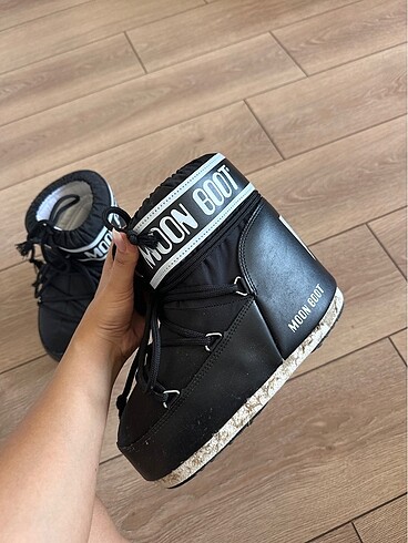 Moon boot