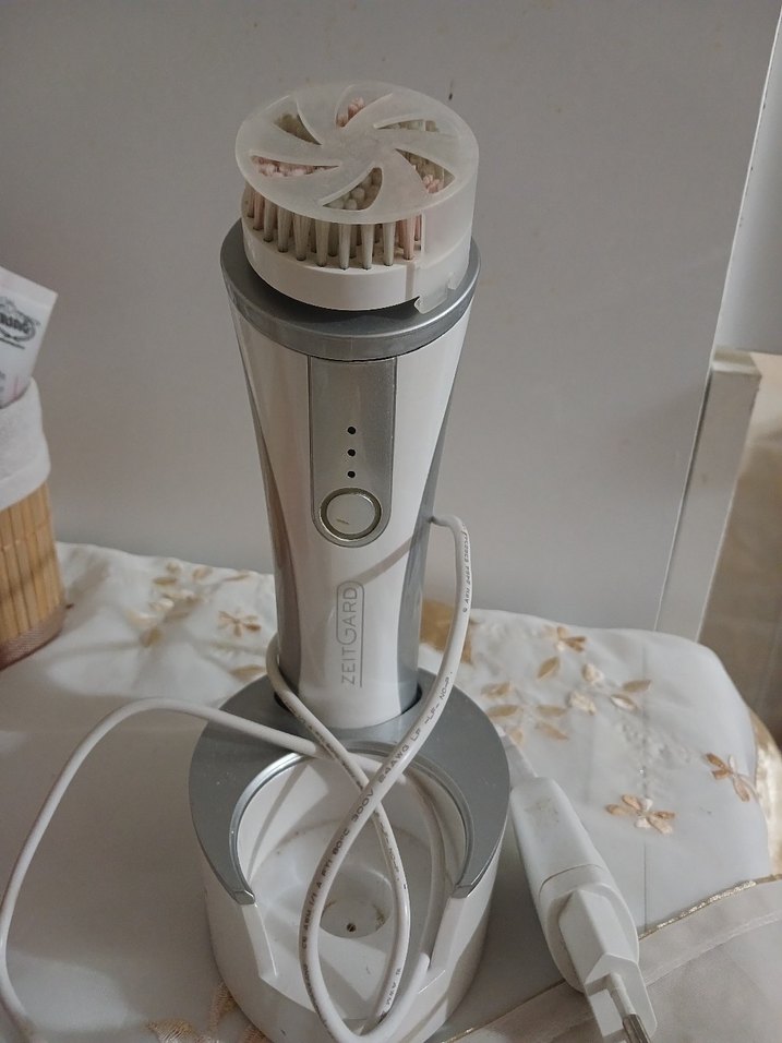 Beyaz Gri Yüz Temizleme Cihazı - Görsel 2